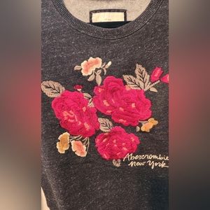 🌺 EUC Abercrombie great sweatshirt with embroidered flowers 🌺